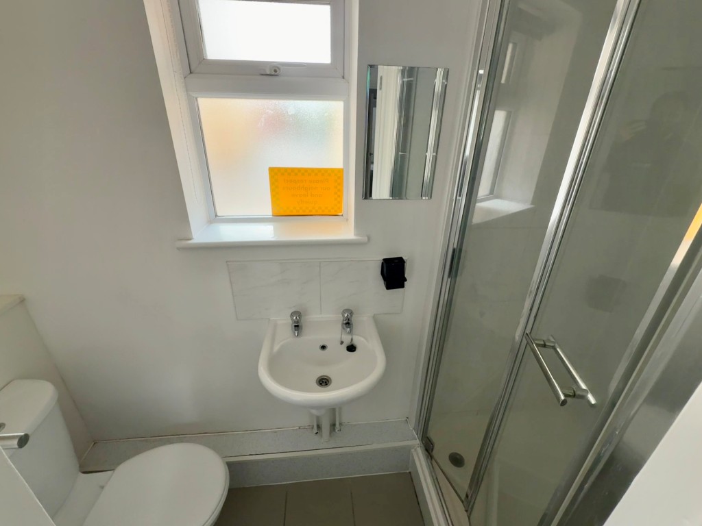 Lot: 74 - MIXED USE INVESTMENT IN TOWN CENTRE - FIVE FLATS AND COMMERCIAL UNIT - 46B East Street - En-suite shower room with W.C.